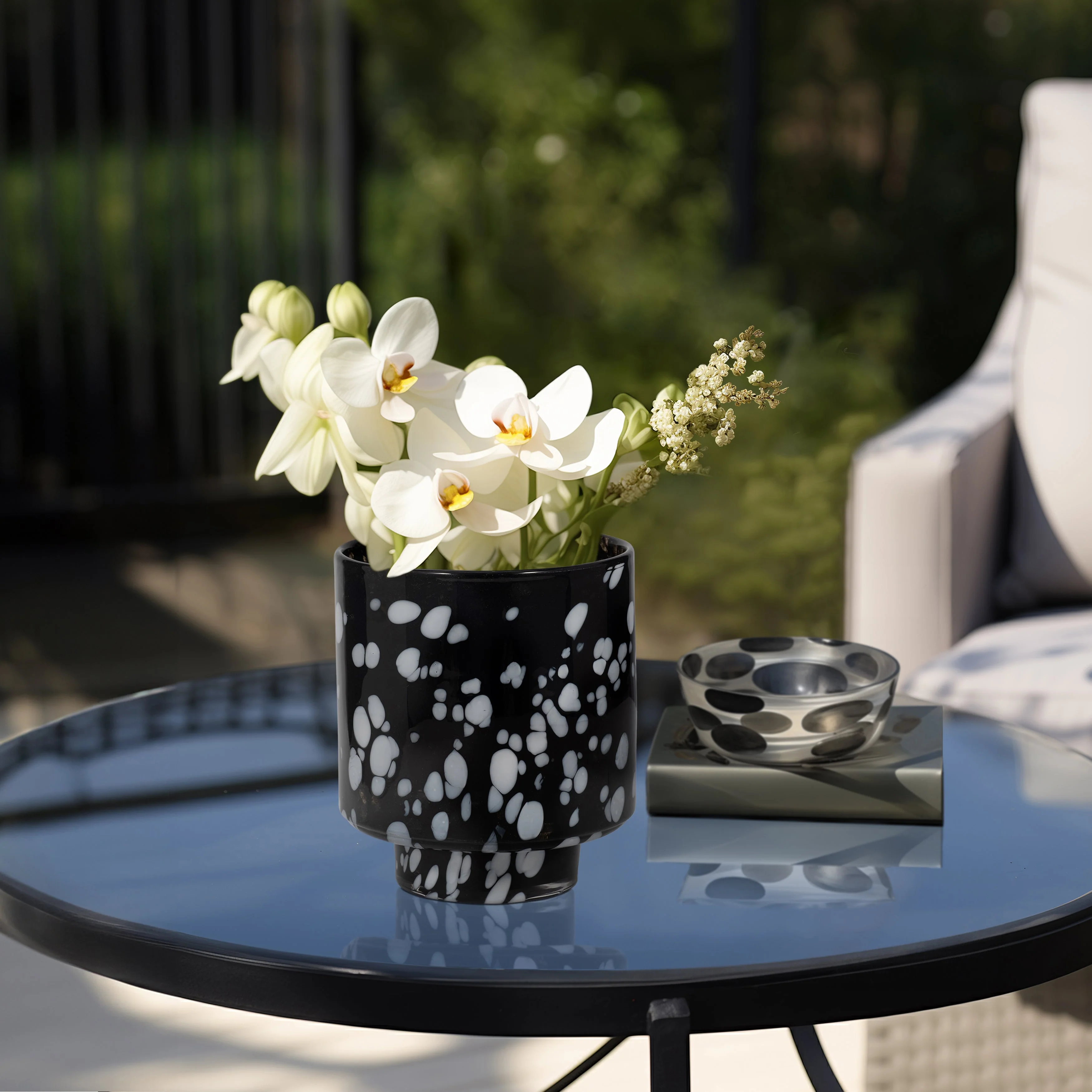8" Hennie Small Black & White Glass Vase - Image 8