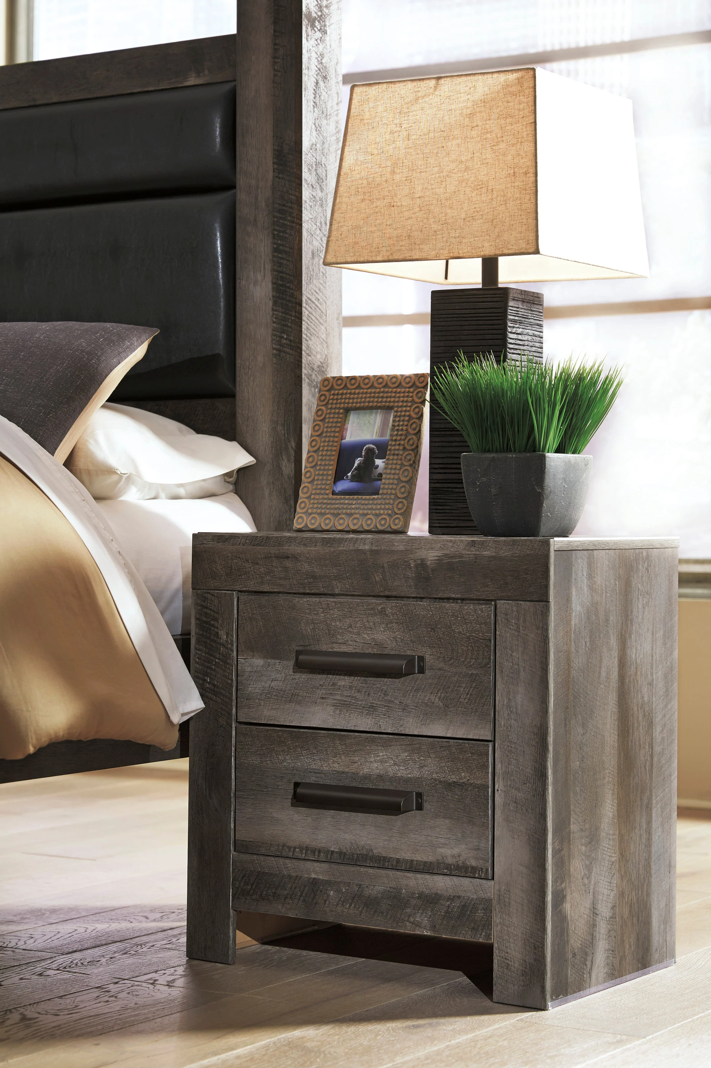 Wynnlow Nightstand - Image 2