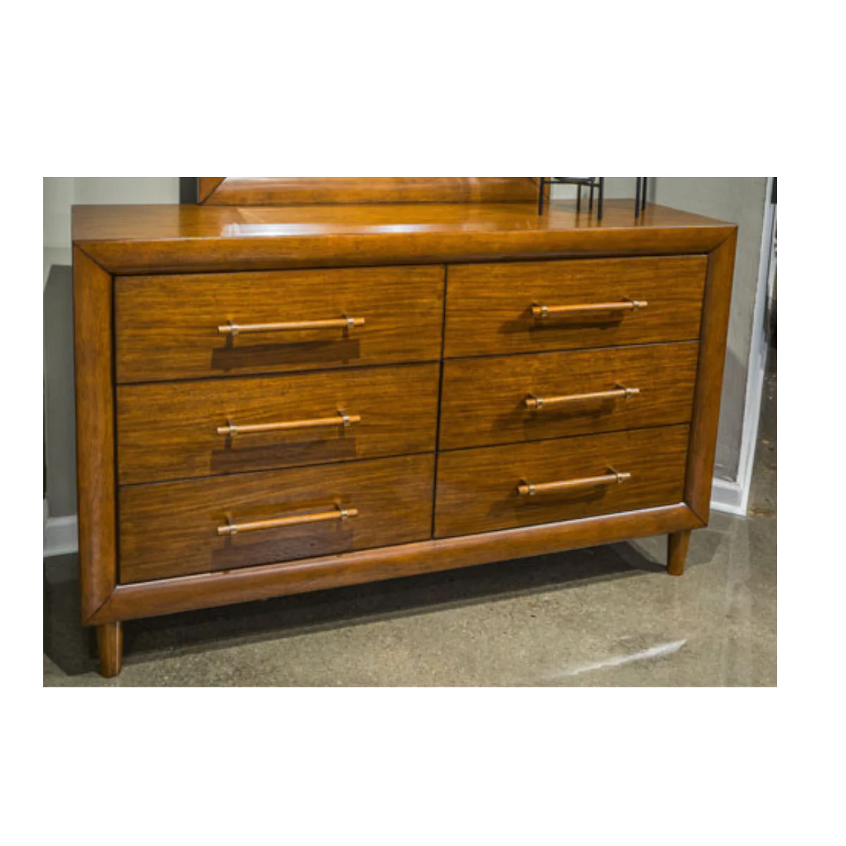 Lyncott Dresser and Mirror - Image 3