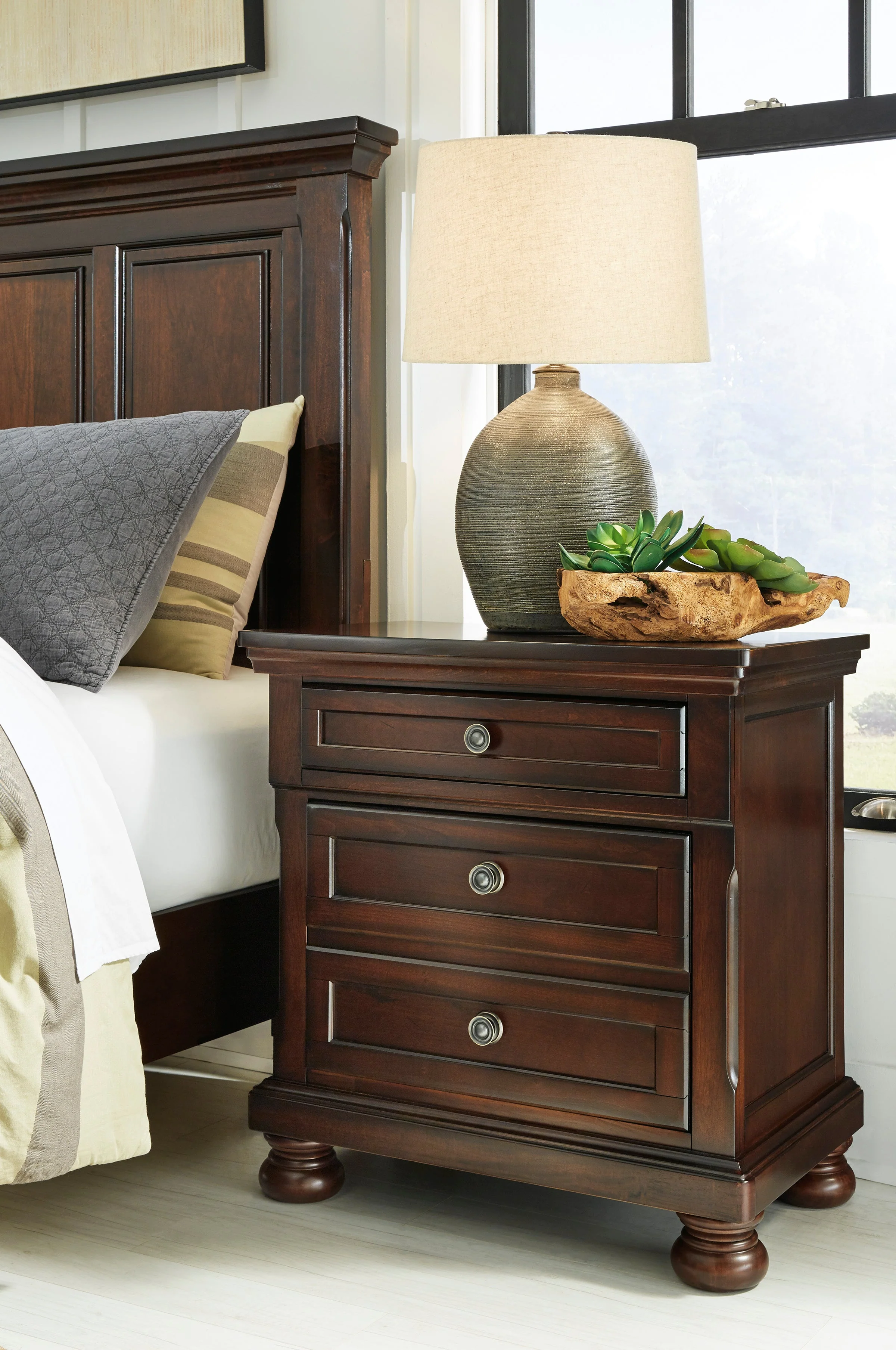 Porter Queen Sleigh Bedroom - Image 7