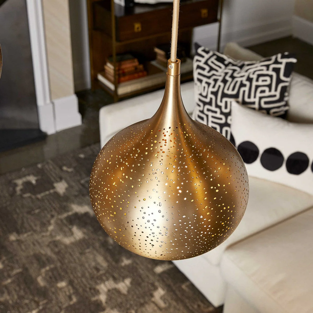 R21349-utt | Golden Onion, 7 Lt Chandelier