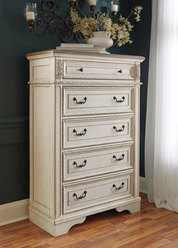 Realyn Chest of Drawers - Image 5