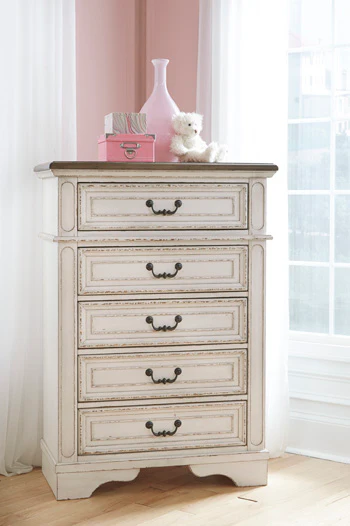Realyn Chest of Drawers - Image 5