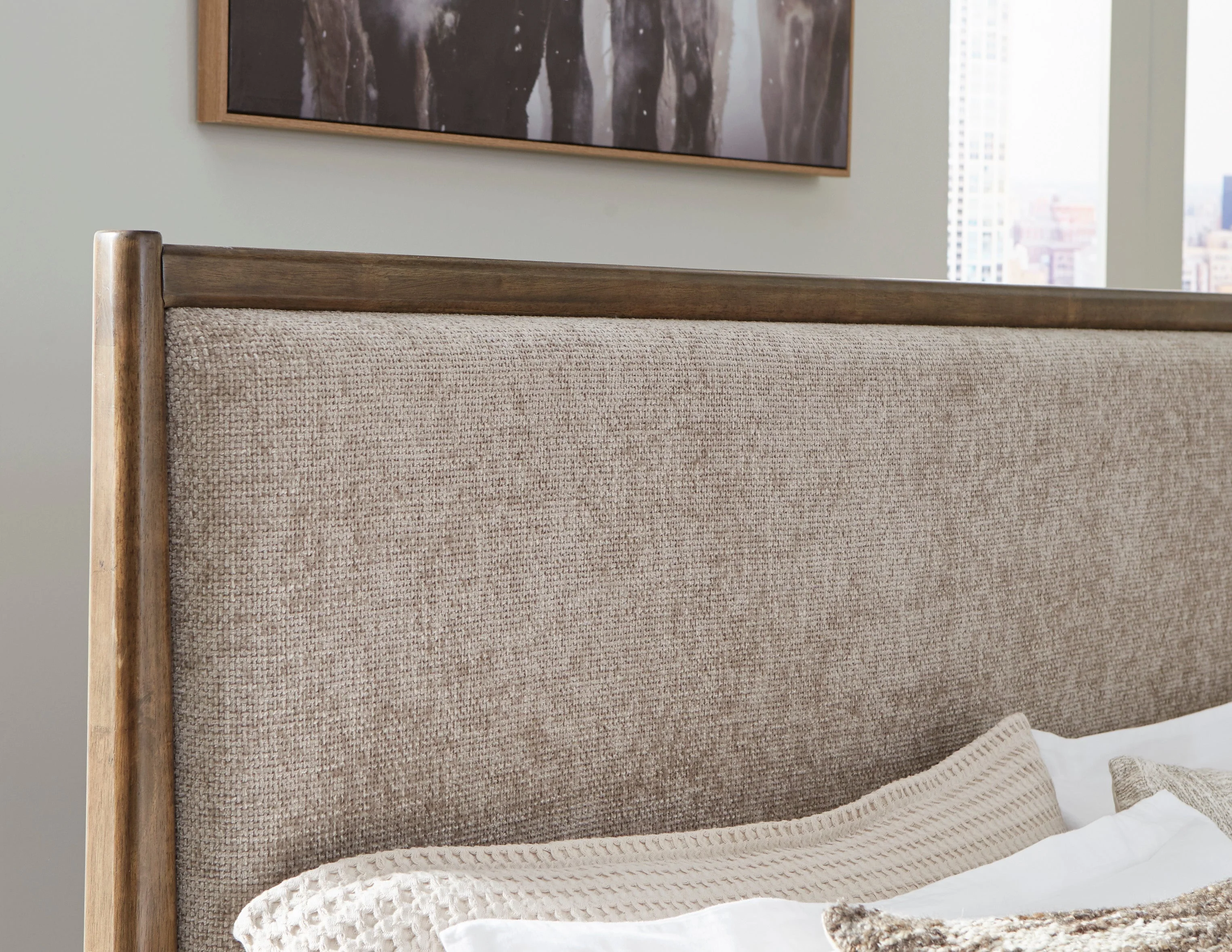 Roanhowe Queen Bed - Image 2