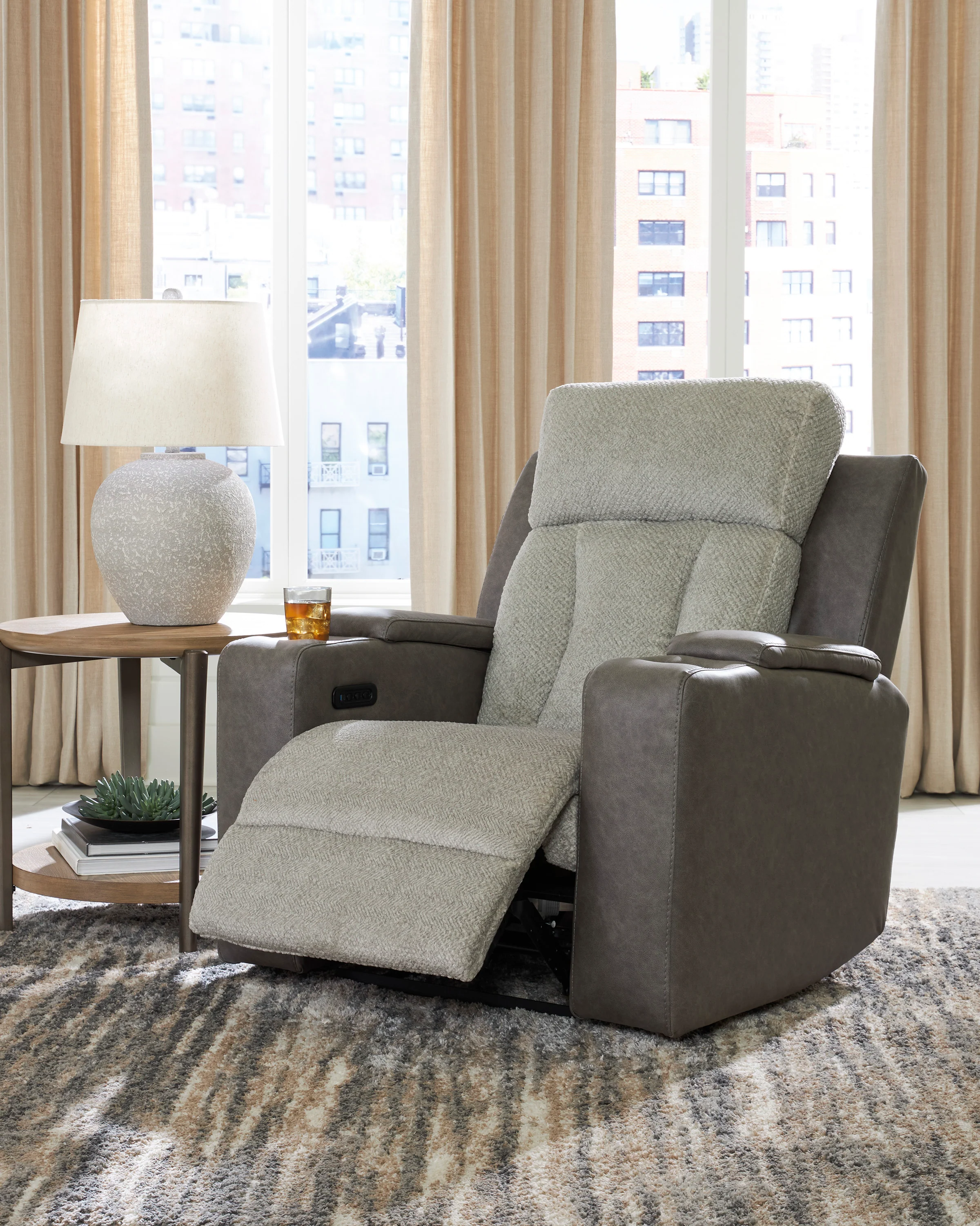 Stately Check PWR Recliner/ADJ Headrest - Image 9
