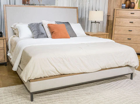 Tomtyn King Upholstered Bed - Image 7